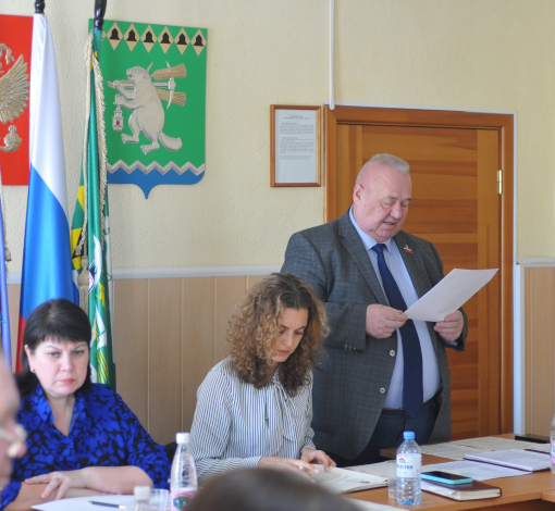 Председатель Думы Владимир Арсенов зачитал обращение руководителя СП Дениса Авдеева представительному органу. 